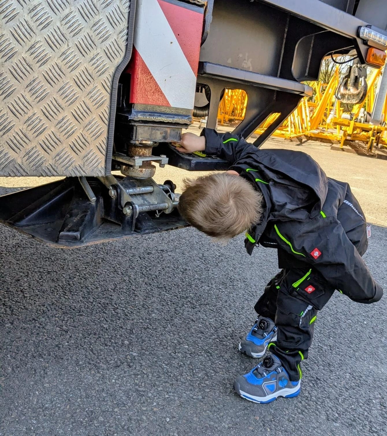 KFZ-24 HAGEN - PKW|LKW | Baumaschinen - Kind inspiziert ein Fahrzeug